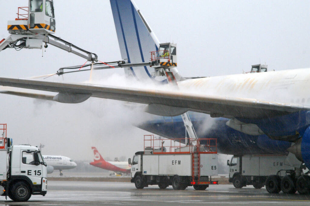 Flughafen Muenchen, Enteisung, Lufthansa AG, (C) Kerstin Roßkopp     , © Lufthansa AG (Homepage) (17.02.2014) 