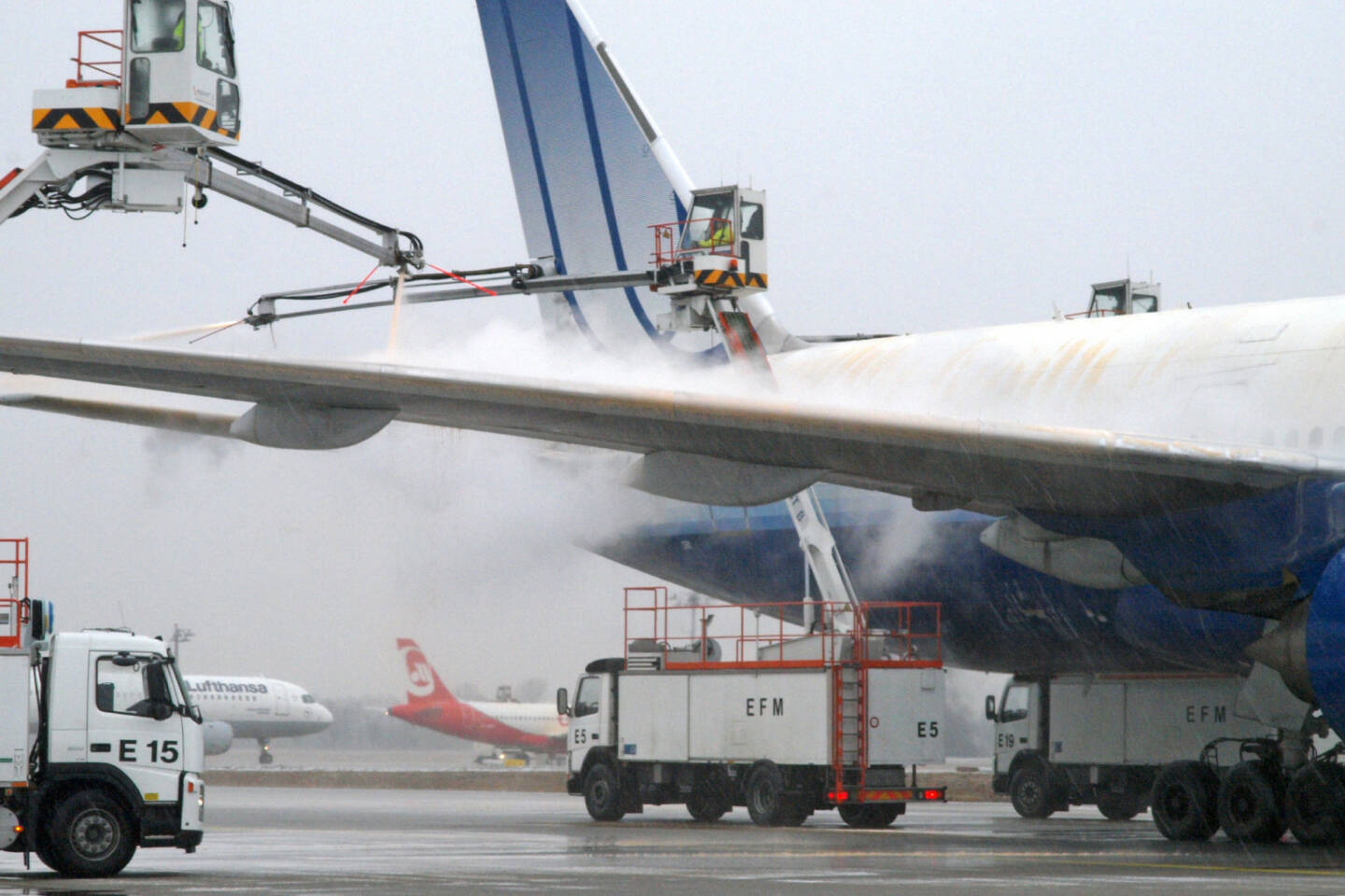 Flughafen Muenchen, Enteisung, Lufthansa AG, (C) Kerstin Roßkopp     