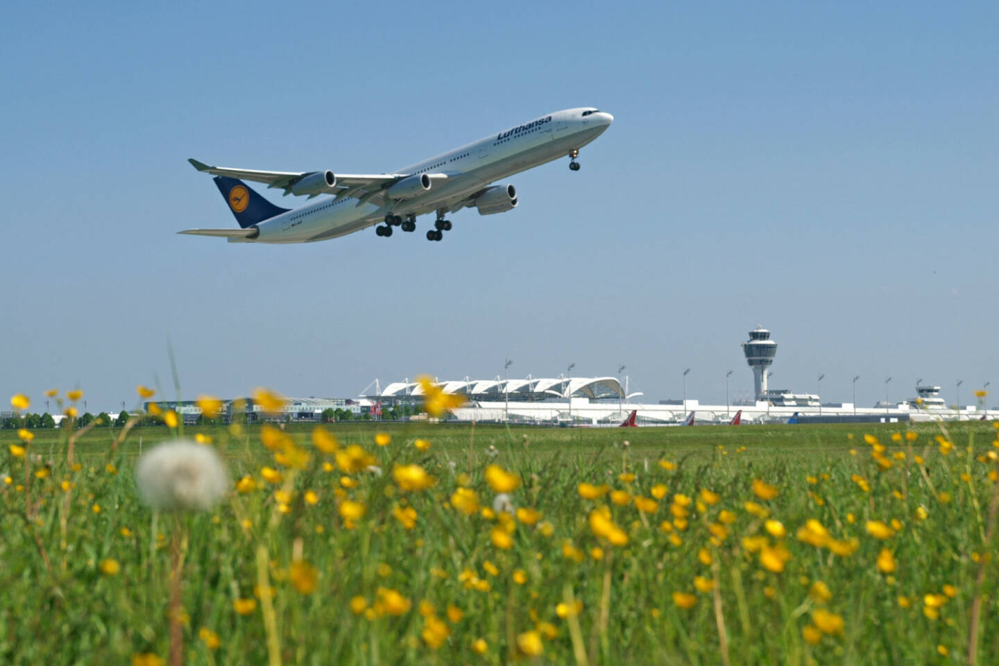 Flughafen Muenchen, Lufthansa Flugzeug beim Start, (C) Kerstin Roßkopp     