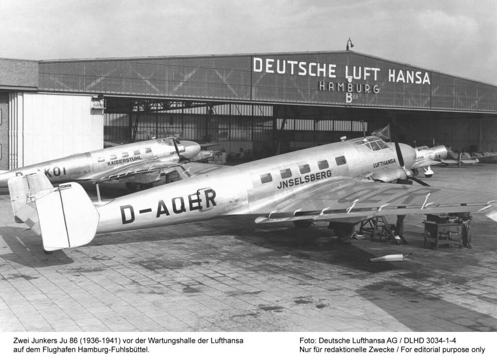 Zwei Junkers Ju 86 (1936-1941) vor der Wartungshalle der Lufthansa auf dem Flughafen Hamburg-Fuhlsbuettel.

Foto: Deutsche Lufthansa AG / 1936

DLHD3034-1-4, © Lufthansa AG (Homepage) (17.02.2014) 