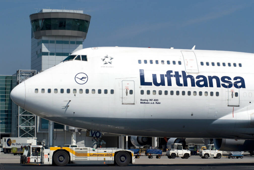 Lufthansa Boeing B747-400 auf dem Rollweg vor dem C/D Riegel auf dem Flughafen Frankfurt,  Foto: Ingrid Friedl                 , © Lufthansa AG (Homepage) (17.02.2014) 