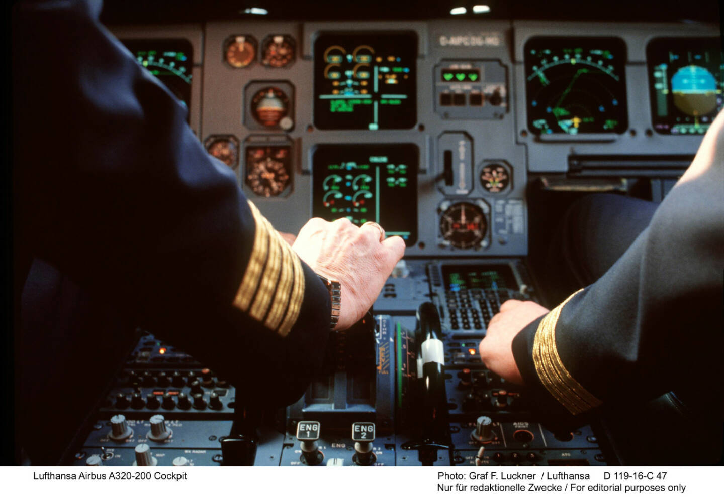 Lufthansa Airbus A320-200 Cockpit Photo: Graf F. Luckner 
