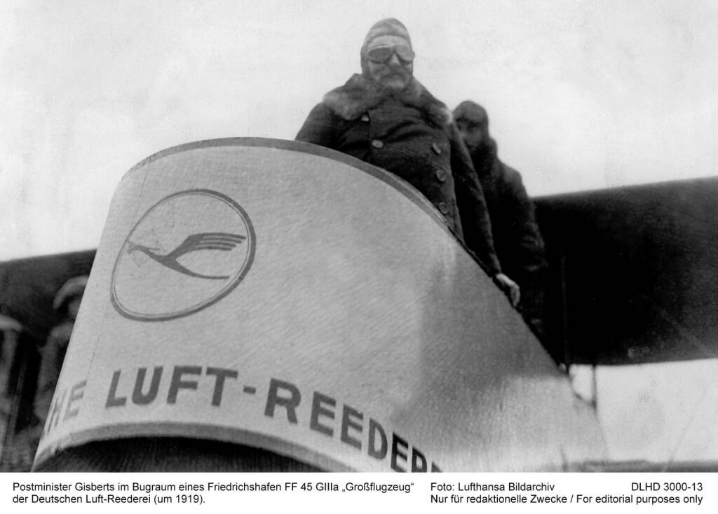 Postminister Gisberts im Bugraum eines Friedrichshafen FF 45 GIIIa Grossflugzeug der deutschen Luft-Reederei (um 1919). Foto: LH-Bildarchiv   

, © Lufthansa AG (Homepage) (17.02.2014) 