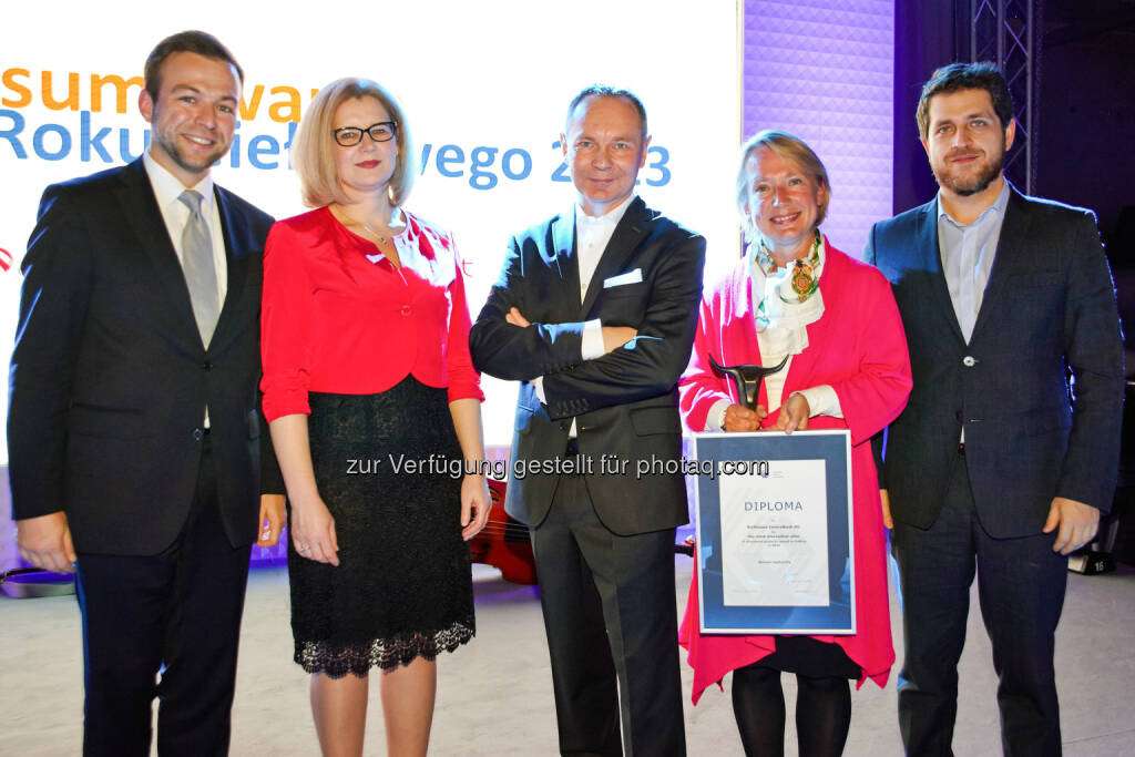 Marcin Maj (Sales RCB), Agata Gawin (Vice Director R-Brokers), Adam Maciejewski (CEO Warsaw Stock Exchange), Heike Arbter (Managing Director RCB), Jacek Wiśniewski (Director R-Brokers) - Die Raiffeisen Centrobank AG (RCB) wurde anlässlich der Warschauer Börse Gala vergangene Woche für das am besten diversifizierte Angebot an Zertifikaten im Jahr 2013 ausgezeichnet (Bild: Warsaw Stock Exchange/RCB) (17.02.2014) 