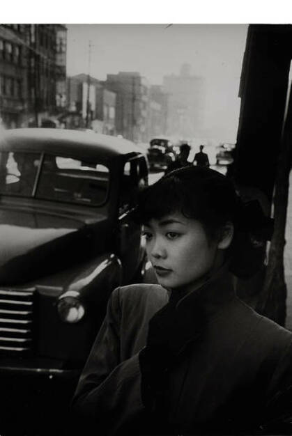 Werner Bischof (1916–1954) Michiko Jinuma, Tokyo 1951 - Silbergelatine-Abzug, Vintage, 25 x 17,8 cm, Agenturstempel des Fotografen und diverse Beschriftungen auf der Rückseite, Schätzpreis: 3.000 - 3.500 EUR, © Westlicht/Fotografen (17.02.2014) 