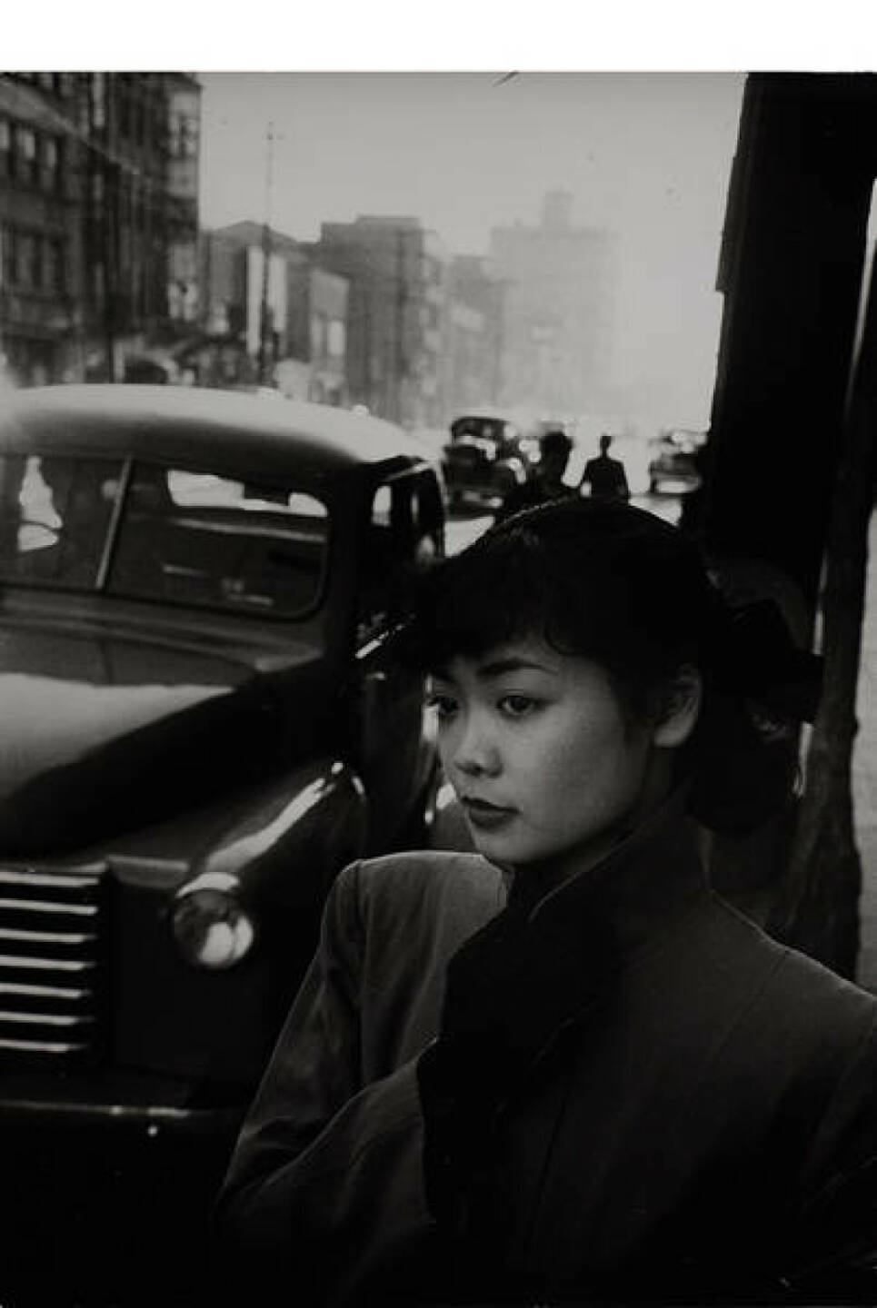 Werner Bischof (1916–1954) Michiko Jinuma, Tokyo 1951 - Silbergelatine-Abzug, Vintage, 25 x 17,8 cm, Agenturstempel des Fotografen und diverse Beschriftungen auf der Rückseite, Schätzpreis: 3.000 - 3.500 EUR