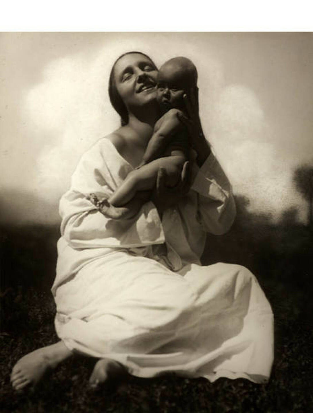 Rudolf Koppitz (1884–1936) ‘Mutter und Kind’, 1925 - Silbergelatine-Abzug, Vintage, 16,5 x 13,5 cm, Fotografenstempel mit Studioadresse und Beschriftungen auf der Rückseite, Schätzpreis: 4.000 - 5.000 EUR