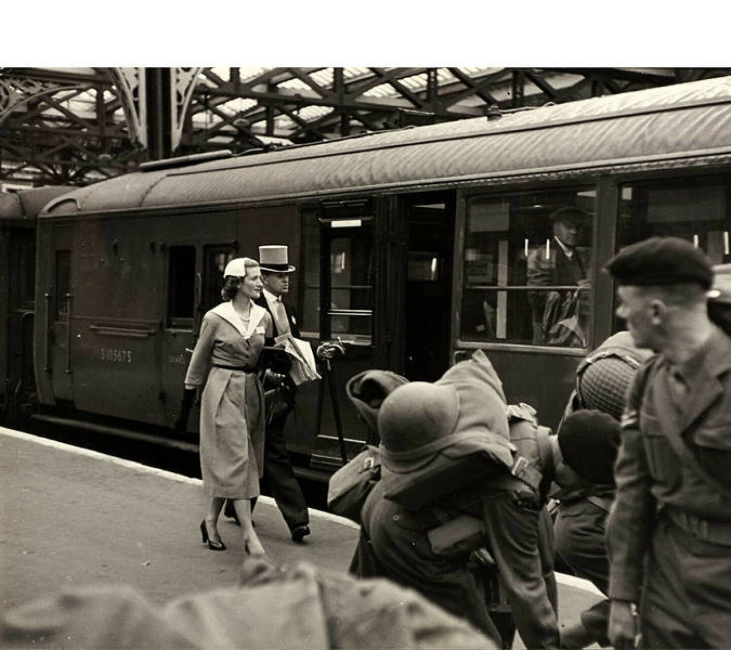 Henri Cartier-Bresson (1908–2004) Am Weg nach Ascot, Waterloo Station, London 1953, Silbergelatine-Abzug, Vintage, 23,5 x 29,8 cm, Zwei Agenturstempel des Fotografen, zwei “a.b.c. press” Stempel und ein Label mit typografischer Beschriftung auf der Rückseite, Schätzpreis: 4.000 - 5.000 EUR