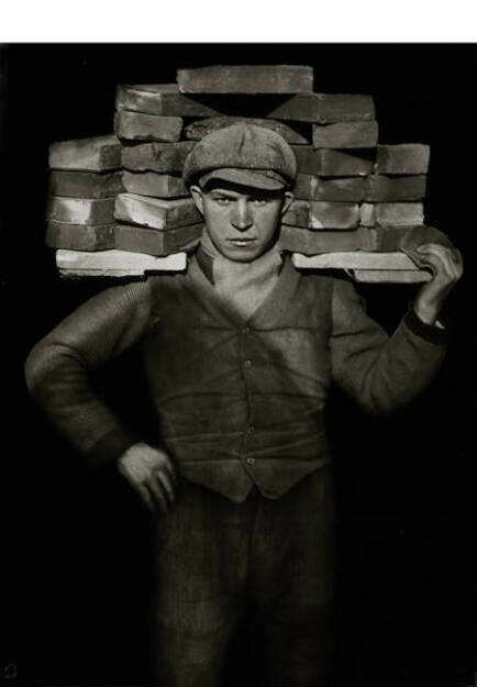 August Sander (1876–1964) Handlanger, Köln ca. 1928, Silbergelatine-Abzug, 1990 von Gerd Sander geprintet, 58,8 x 43,9 cm, Blindstempel “Aug. Sander Köln Lindenthal” links vorne im Rand, signiert, datiert und nummeriert von Gerd Sander mit Bleistift auf der Rückseite, Editionsnr. 11/18,  Schätzpreis:  18.000 - 20.000 EUR, © Westlicht/Fotografen (17.02.2014) 