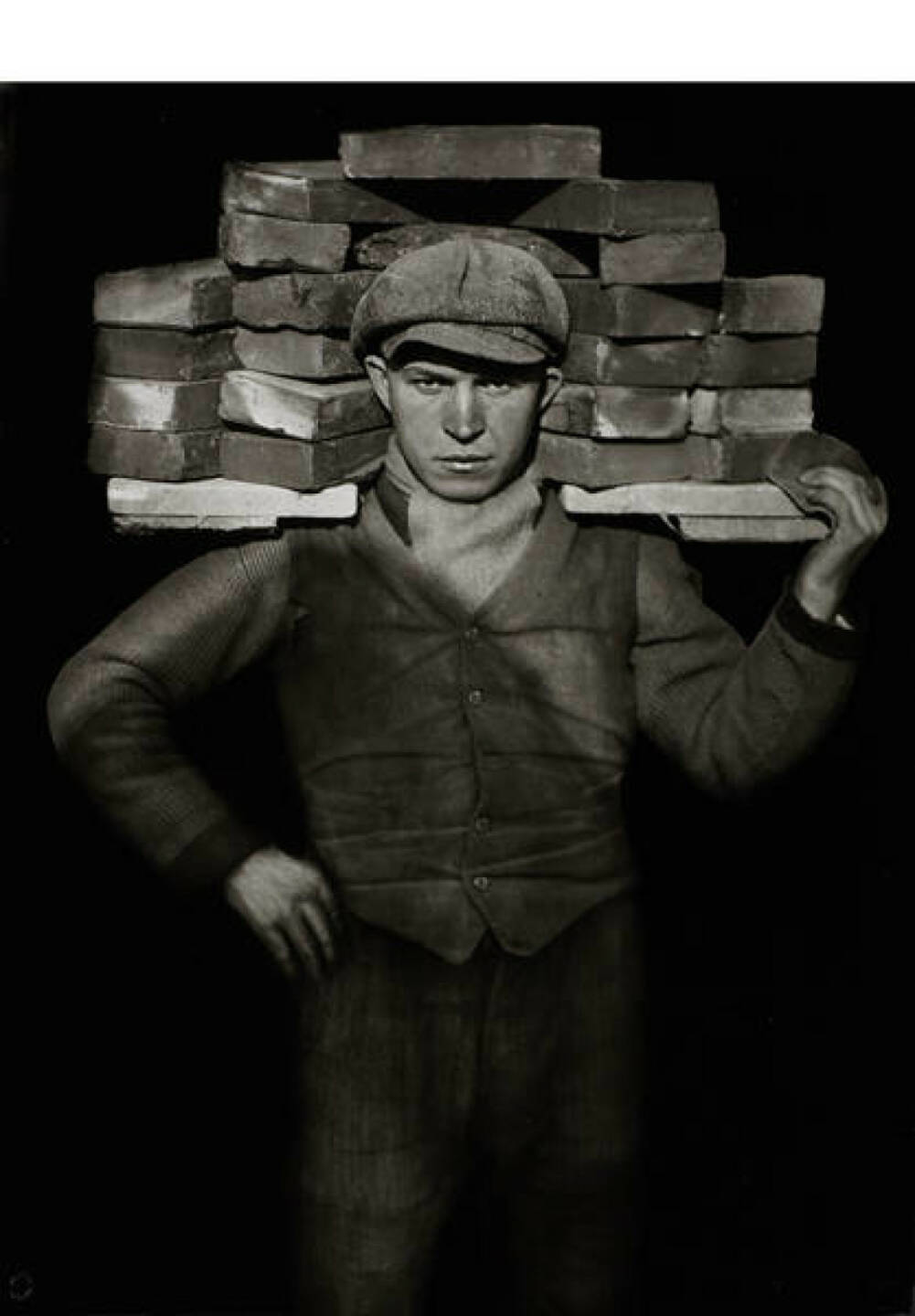 August Sander (1876–1964) Handlanger, Köln ca. 1928, Silbergelatine-Abzug, 1990 von Gerd Sander geprintet, 58,8 x 43,9 cm, Blindstempel “Aug. Sander Köln Lindenthal” links vorne im Rand, signiert, datiert und nummeriert von Gerd Sander mit Bleistift auf der Rückseite, Editionsnr. 11/18, Schätzpreis: 18.000 - 20.000 EUR