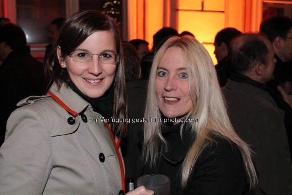 Julia Kollmitzer und Natascha Keferböck (Wiener Börse), © Wiener Börse AG (15.12.2012) 