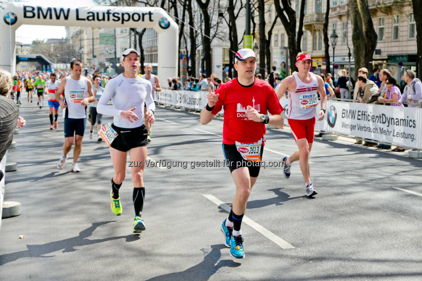 Im Rahmen des Vienna City Marathon 2014 vergibt BMW Austria 10 exklusive Plätze für das BMW Laufteam - Erstmals arbeitet BMW Austria beim diesjährigen Vienna City Marathon mit dem amerikanischen Fitness-App Anbieter RunKeeper zusammen. Im Rahmen der Zusammenarbeit unterstützt BMW Läuferinnen und Läufer bei ihrem Training und bereitet sie optimal auf diesen Marathon vor. Mehr: http://www.bmw.at/vcm-2014 (Bild: BMW)