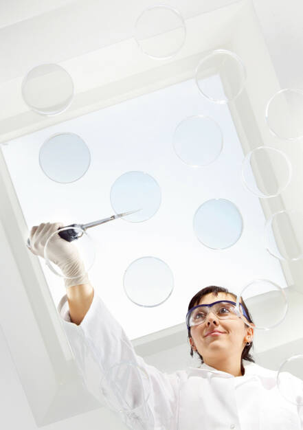 MorphoSys-Wissenschaftlerin mit Petrischalen, © MorphoSys AG (Homepage) (23.02.2014) 