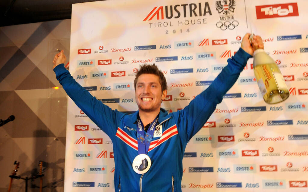 Olympia-Medaillengewinner Marcel Hirscher mit seiner personalisierten Schlumberger-Flasche. Fotocredit: Erich Spiess/ÖOC - Foto durch den ÖOC zur redaktionellen Verwendung freigegeben (24.02.2014) 