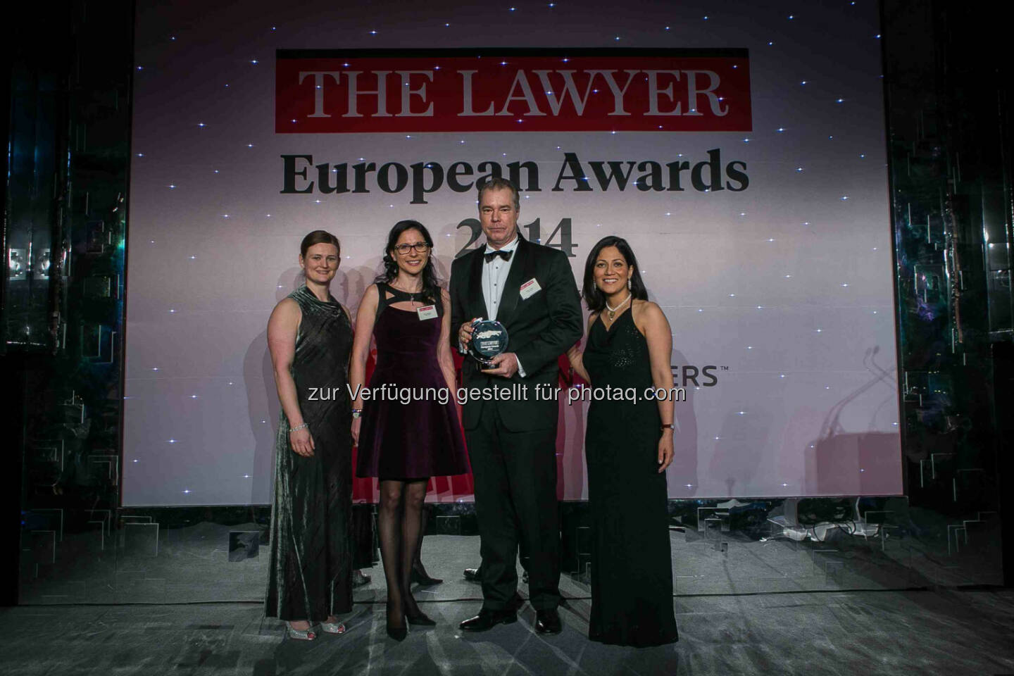 Wolf Theiss freut sich, die Auszeichnung als Law Firm of the Year: Central Europe und als Law Firm of the Year: Austria, bekannt zu geben. Ileana Glodeanu und Bryan Jardine bei der Award-Überreichung