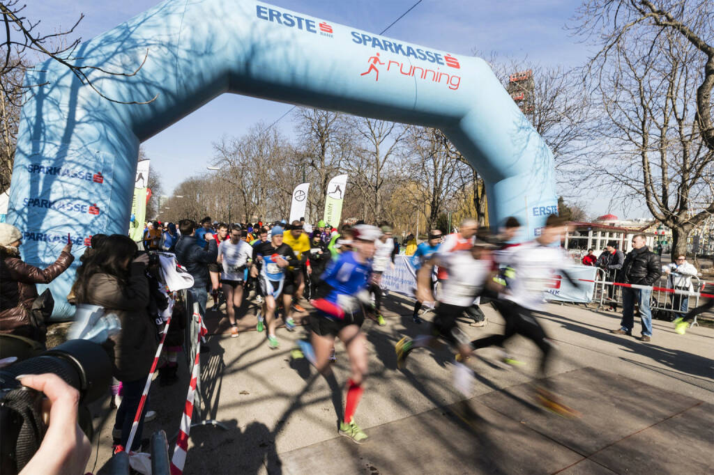 Mit dem Laufen hilft Laufopening am 2. März 2014 startet Österreich wieder mit Vollgas in die neue Laufsaison. 2014 gibt es eine Menge an Neuerungen wie zum Beispiel den 1. Laufen hilft Kids Run. Im Start/Zielbereich am Stadionbadparkplatz und entlang der Strecke durch den Wiener Wurstelprater und die PraterHauptallee sorgen Livebands, DJ's und Cheerleader für Stimmung.
Der Reinerlös kommt 2014 dem Projekt Erst Wohnen vom neunerhaus
und der St. Anna Kinderkrebsforschung zu Gute.  (25.02.2014) 