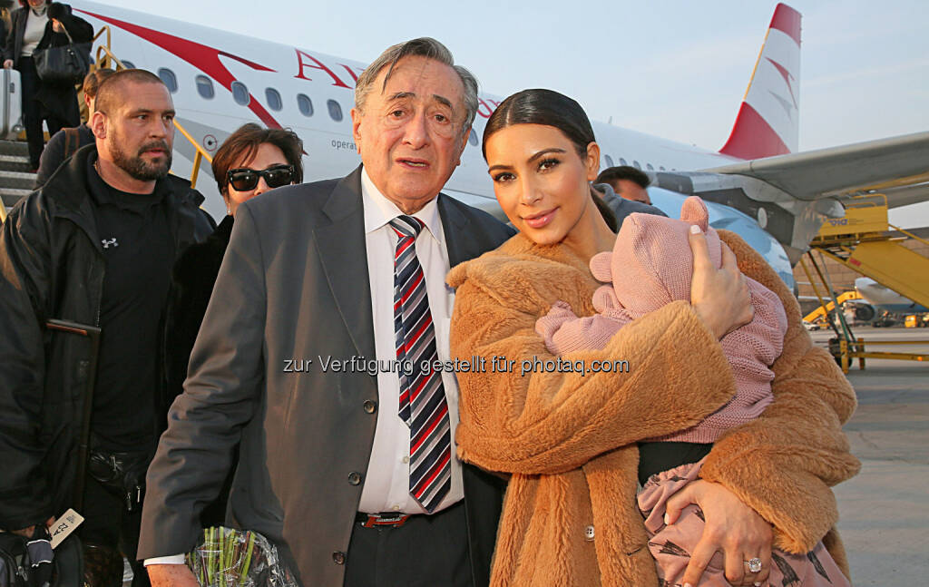 Austrian bringt Kim Kardashian zum Opernball: Richard Lugner, Kim Kardashian mit Tochter North (26.02.2014) 