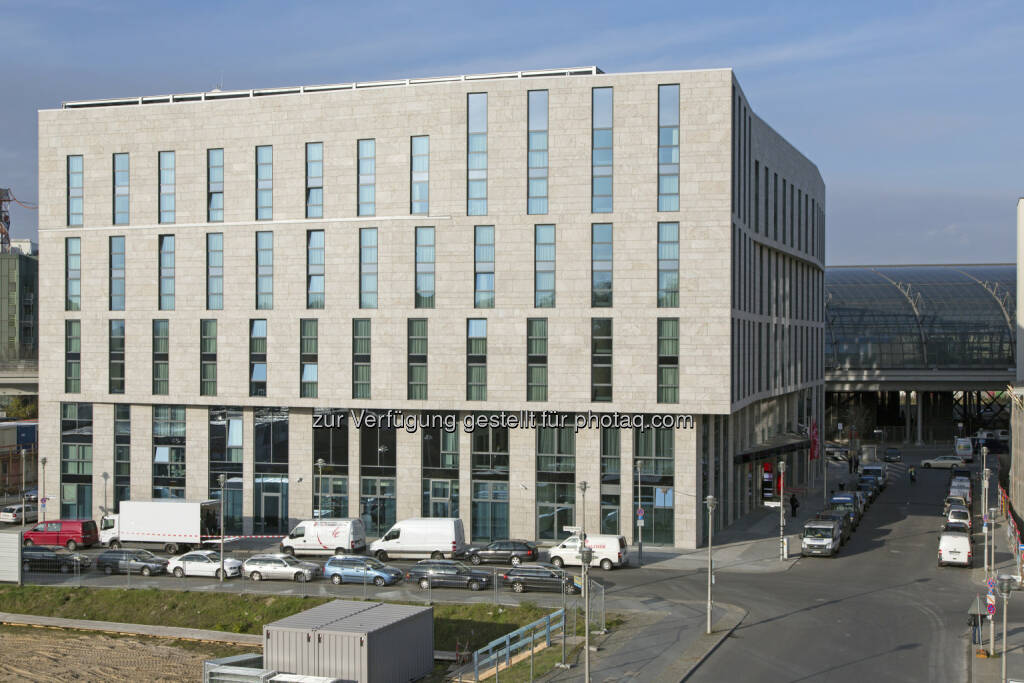 Die Deutsche Gesellschaft für Nachhaltiges Bauen (DGNB) hat das von CA Immo realisierte InterCityHotel Berlin Hauptbahnhof mit dem höchsten Zertifikat in Gold ausgezeichnet. (Bild: CA Immo) (27.02.2014) 