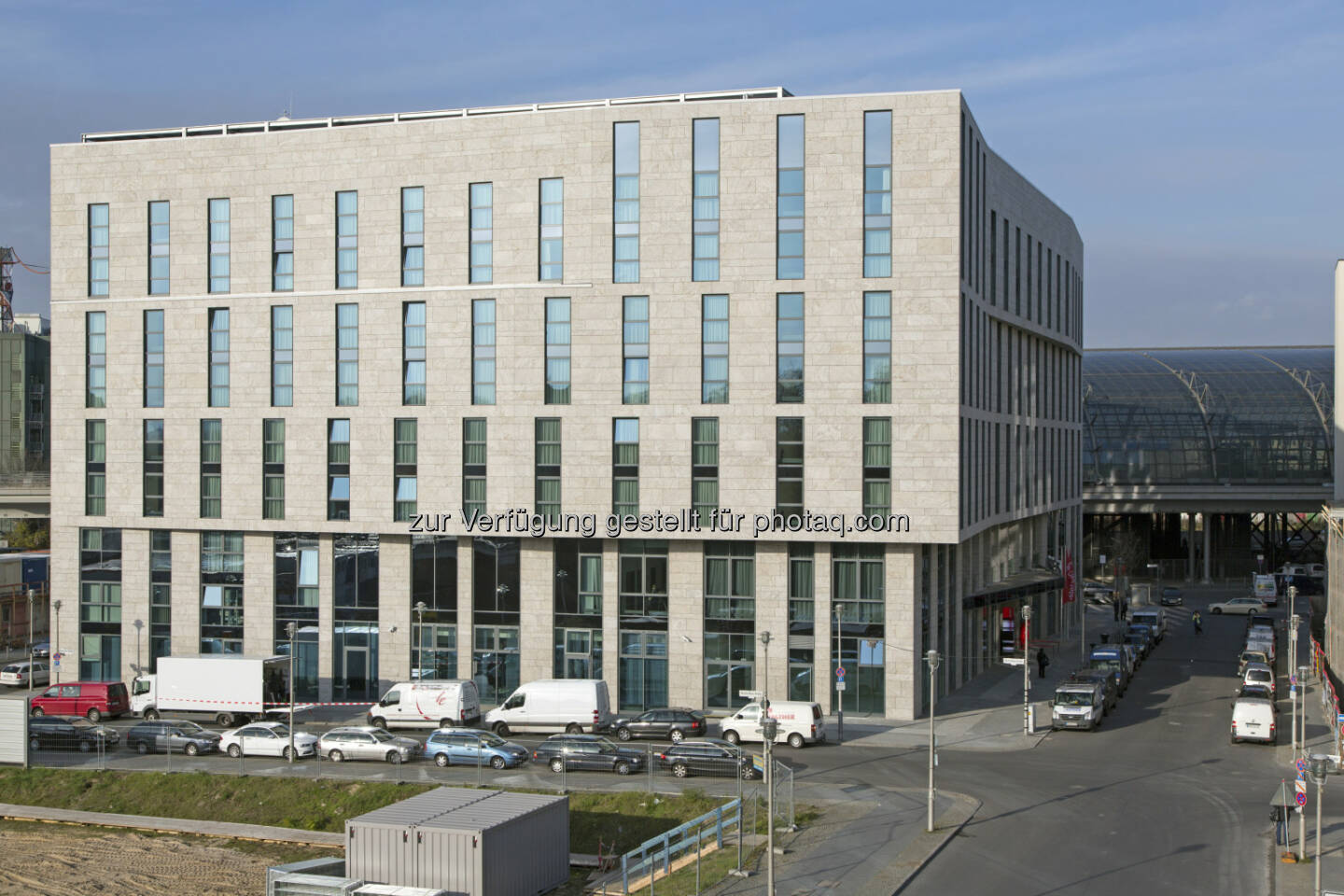 Die Deutsche Gesellschaft für Nachhaltiges Bauen (DGNB) hat das von CA Immo realisierte InterCityHotel Berlin Hauptbahnhof mit dem höchsten Zertifikat in Gold ausgezeichnet. (Bild: CA Immo)