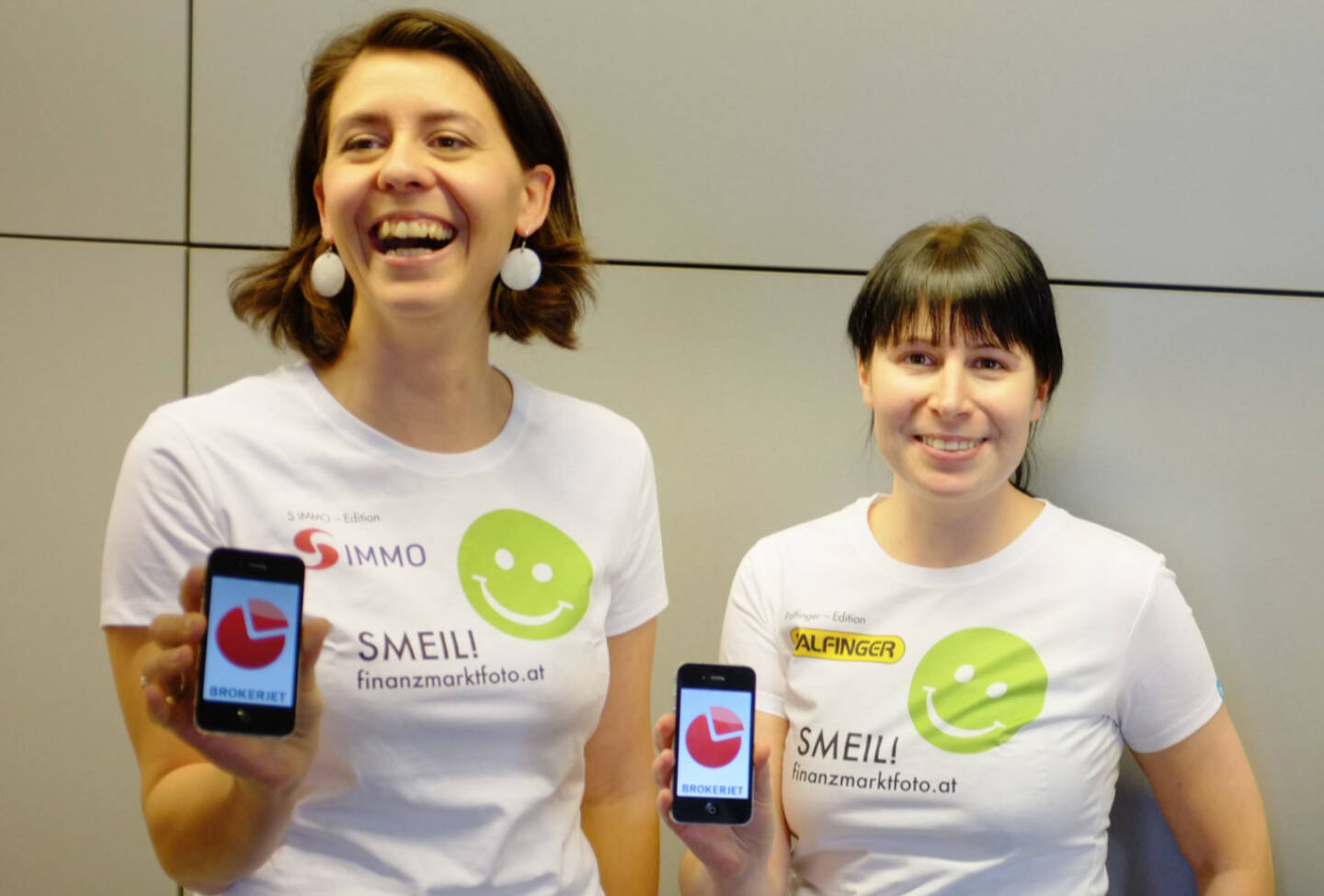 Lachen bzw. Handy Smeil aus http://finanzmarktfoto.at/page/index/1053 , Shirts in der S Immo-Edition, Palfinger-Edition