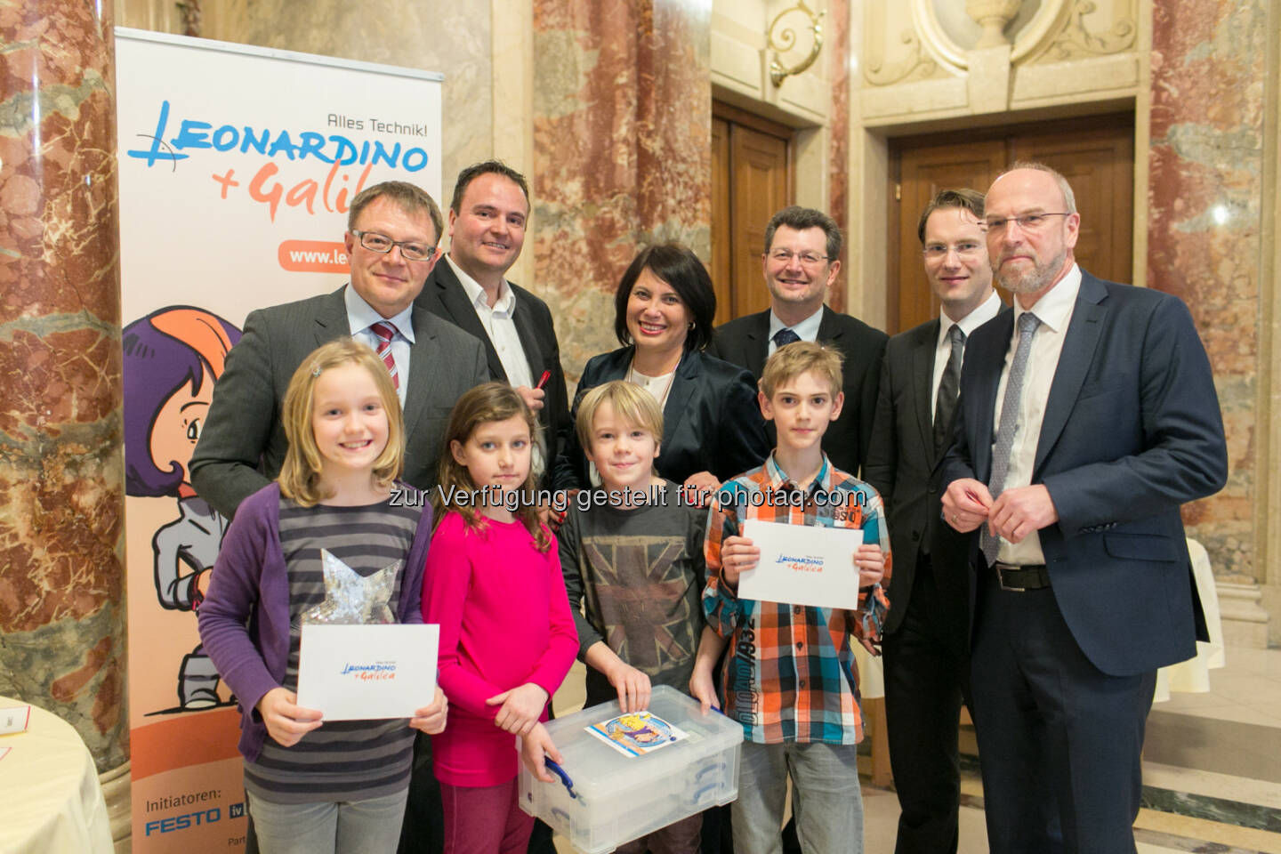 Alf Netek (Kapsch), Rainer Ostermann (Festo), Susanne Brandsteidl (Stadtschulrat), Erich Huber (WK Wien), Johannes Höhrhan (IV Wien), Christian Kollmitzer (FH Technikum Wien) und Kinder der VS Oberdorferstraße