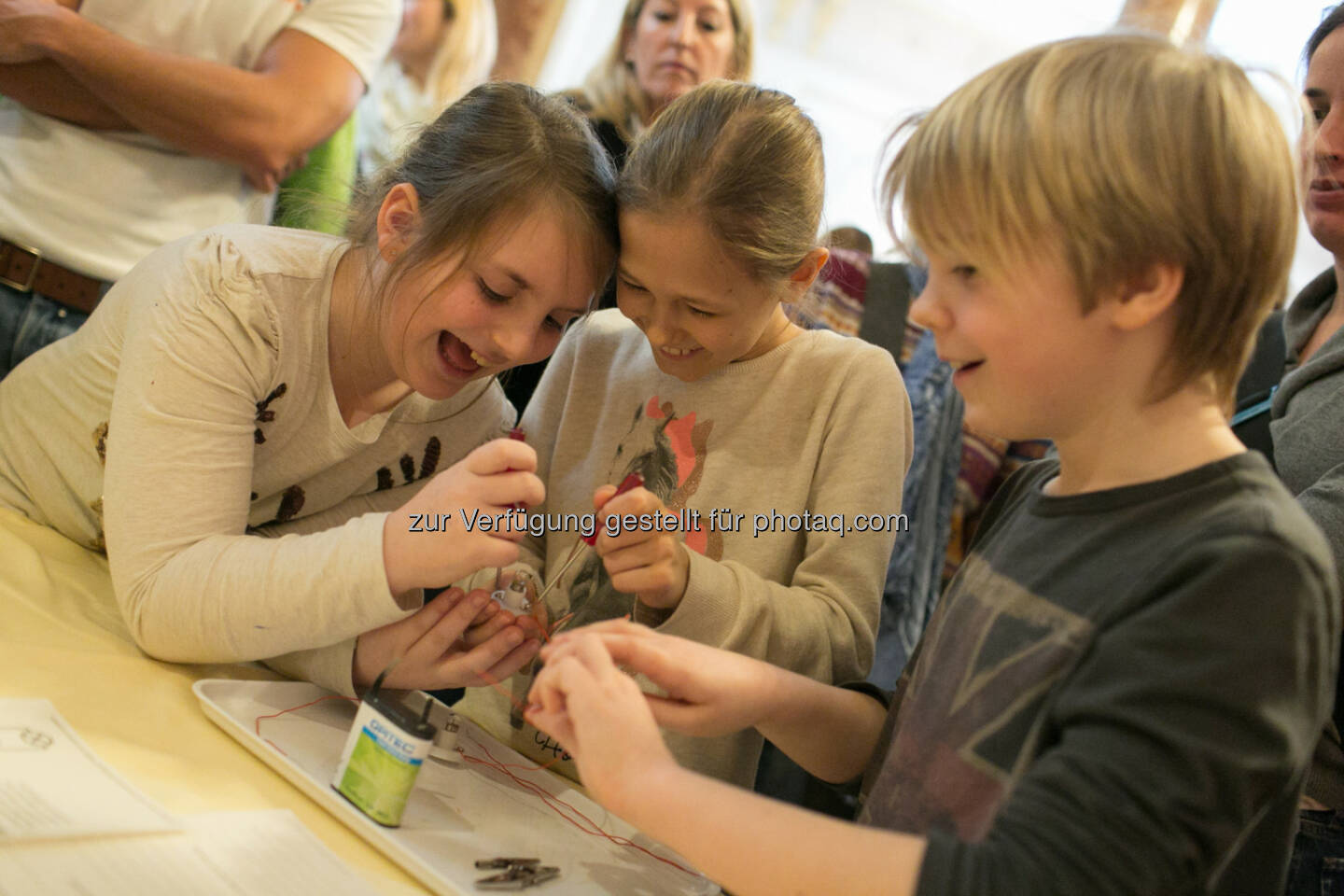 Leonardino 2.0, Kinder der VS Oberdorferstraße beim Experimentieren 