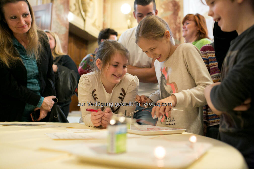 Leonardino 2.0, Kinder der VS Oberdorferstraße beim Experimentieren , © Martina Draper für Festo (27.02.2014) 