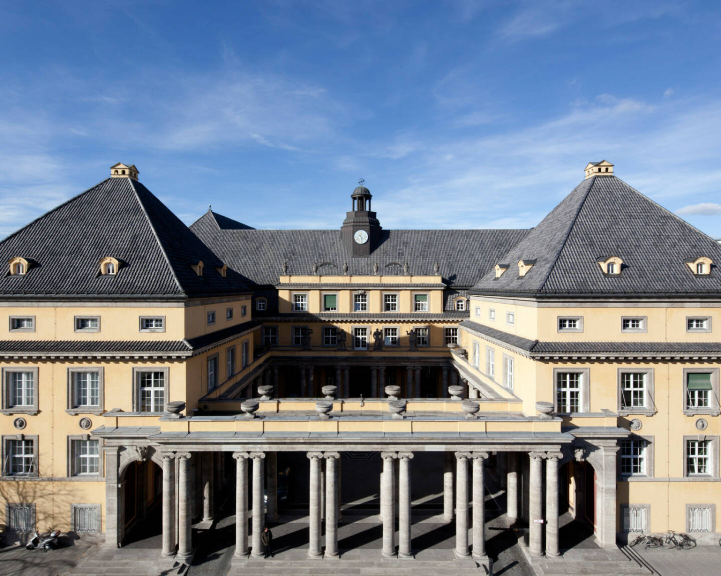 Hauptgebäude mit Schmuckhof, Königinstraße 107, Münchner Rückversicherung