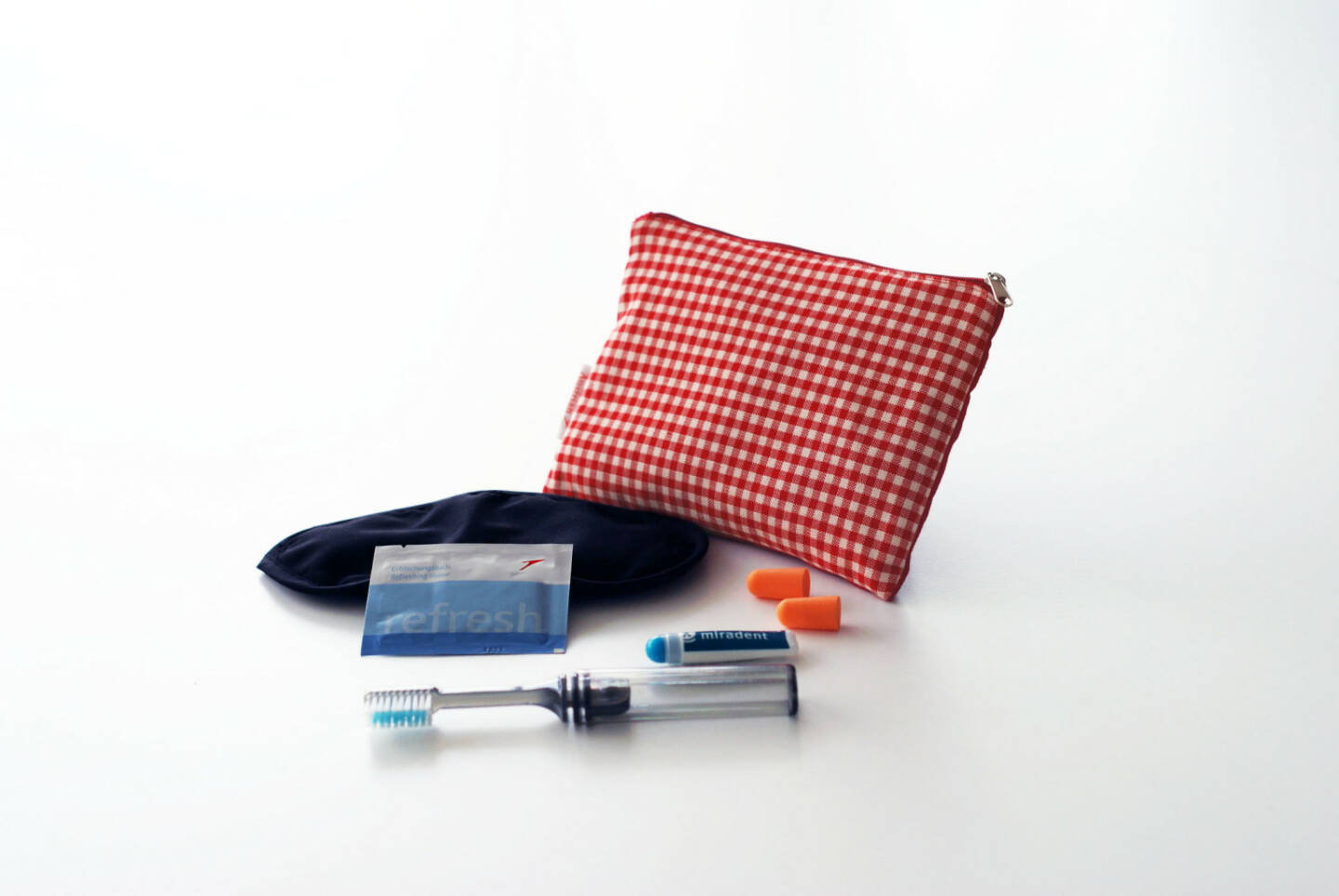 Das neue Austrian Tascherl ist ein praktisches Comfort Kit und enthält neben einer Zahnbürste und Zahnpasta auch eine Schlafmaske, Ohrenstöpsel sowie ein Erfrischungstuch.