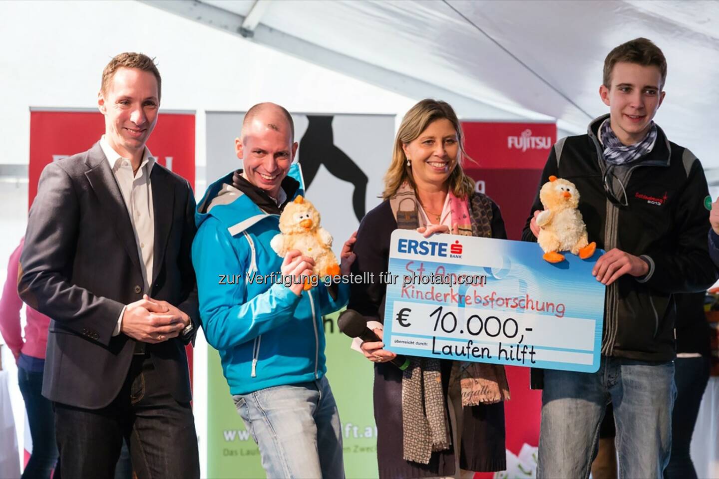 7. Österreichisches Laufopening, Gerhard Raffling, Director Sales, Marketing&Communications, Fujitsu Technology Solutions GesmbH; Martin Mair, Veranstalter, Laufen hilft;  Andrea Prantl, St. Anna Kinderkrebsforschung; Daniel Marik, Projektleitung, Laufen hilft: Spendenscheckübergabe an die St. Anna Kinderkrebsforschung