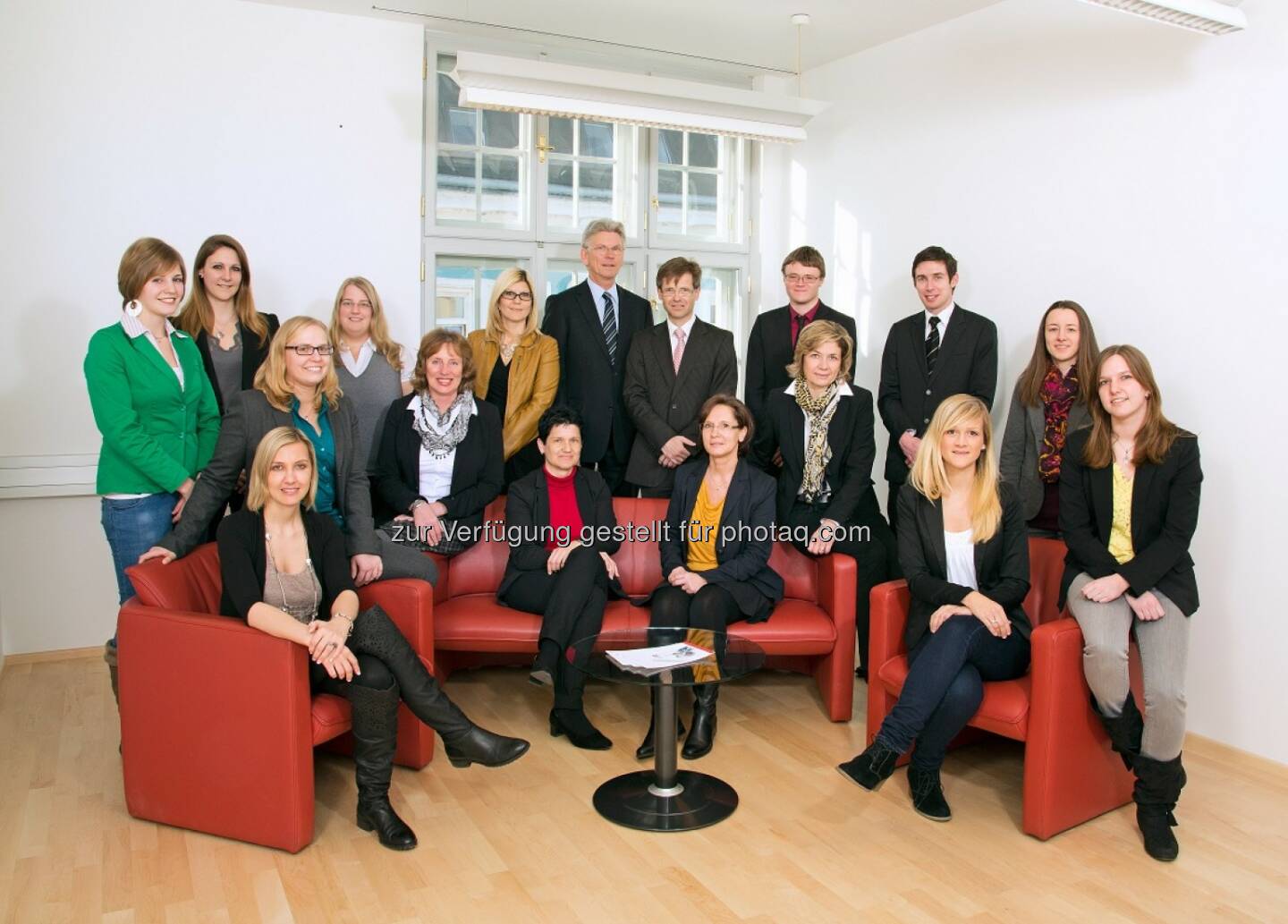 Ecovis Scholler Team - Aufgrund der Expansion und damit auch des steigenden Platzbedarfs bezog die Steuerberatungskanzlei Ecovis Scholler neue Büroräumlichkeiten in St. Pölten. (Bild: Ecovis)
