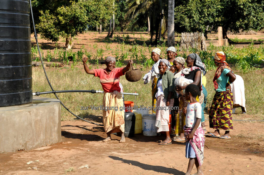 Afrika: Wasser ist in vielen Ländern der Grundstein für die Hilfe zur Selbsthilfe. Rund 800 Millionen Menschen haben keinen Zugang zu sauberem Trinkwasser. Die Folge: Täglich sterben aufgrund dessen 10.000 Menschen, die meisten davon Kinder unter fünf Jahren. Das sind mehr Menschen als durch Malaria, Kriege und HIV zusammen. Diejenigen, die überleben, wandern ab und flüchten in ein anderes, besseres Land. „Der Hauptgrund für die starke Zuwanderung in den Industrieländern ist die fehlende Wasserversorgung verbunden die schlechte Wirtschaft und fehlende Arbeitsplätze“, erklärt Stuck. Um das zu ändern, möchte er die Online-Plattform www.pumpmakers.com verwirklichen, © pumpmakers (03.03.2014) 