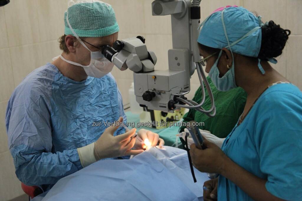 Augenchirurg Michael Marek bei einer Augenoperation in Bangladesh, © <a href=