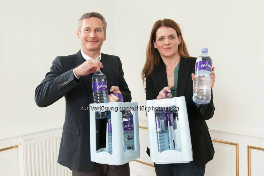 Alfred Hudler (Vorstandsvorsitzender der Vöslauer Mineralwasser AG), Birgit Aichinger (Marketingleiterin Vöslauer Mineralwasser AG): Vöslauer bringt neue Glasmehrwegflasche in den Handel (04.03.2014) 