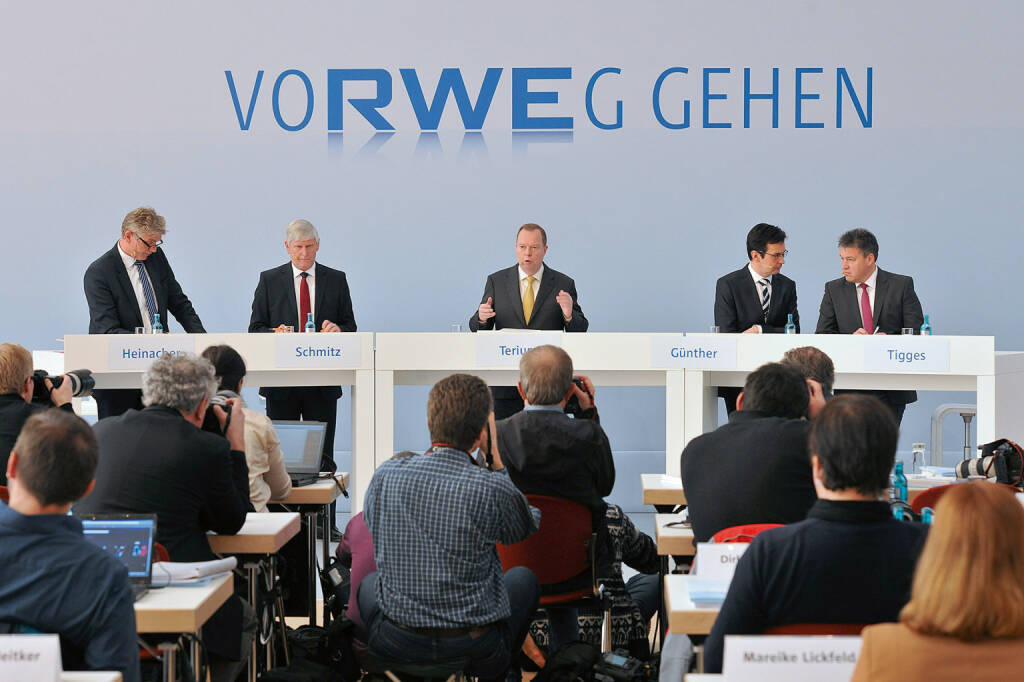 Bilanzpressekonferenz der RWE AG: Peter Heinacher, CEA Corporate Affairs Konzern,  Rolf Martin Schmitz, Vorstand Operative Steuerung (COO), Peter Terium, Vorstandsvorsitzender der RWE AG, Bernhard Günther, Finanzvorstand der RWE AG (CFO), Uwe Tigges, Personalvorstand (CHO), © RWE AG (Homepage) (07.03.2014) 