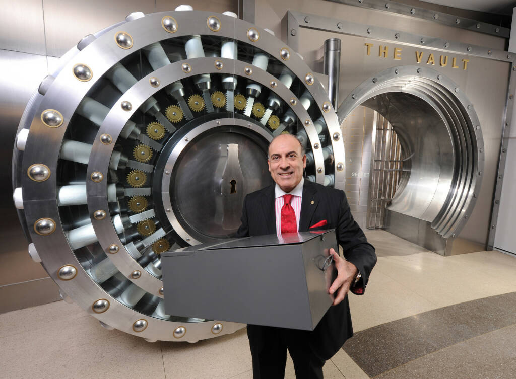 Coca-Cola Company Chairman and CEO Muhtar Kent holds the safety deposit box containing the 125-year-old secret formula for Coca-Cola, © Coca-Cola Company(Homepage) (08.03.2014) 