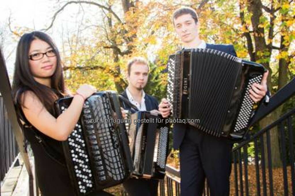 Das Akkordeon Trio Fidelio wurde im Jahr 2011 in Wien gegründet. Die Spieler des Trios sind Yueming Xu Ertl (China), Miloš Avramović (Serbien) und Alen Dzambić (Bosnien und Herzegowina). Die internationale Besetzung des Trios mit unterschiedlichen kulturellen Einflüssen spiegelt sich auch in einem breitgefächerten Repertoire wieder. Die drei Akkordeonisten zeigten nicht nur eine unglaubliche Bandbreite und künstlerische Ausdrucksfähigkeit des Instruments, sondern Kammermusik auf allerhöchstem Niveau. In ihrem Programm finden sich Werke von Igor Fyodorovich Stravinsky, Antonín Leopold Dvořák, aber auch Richard Galliano, Astor Piazzolla oder Stephen Michael Reich. Am 25.11. präsentierten sie ihre erste CD „„Nature Of Feelings” im Casino Baumgarten (erschienen auf Preiser Records) (10.03.2014) 