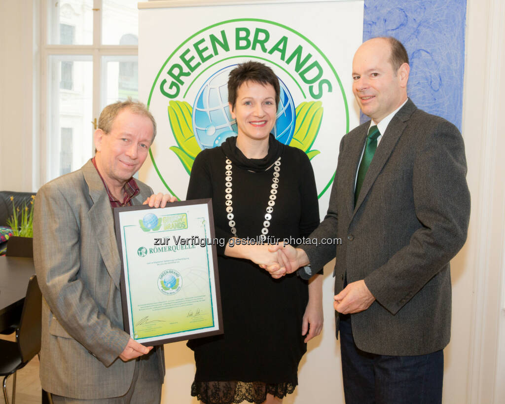 Friedrich Hinterberger (Sustainable Europe Research Institute), Susanne Lontzen (Coca-Cola Hellenic), Norbert Lux (Green Brands) - anlässlich Römerquelle erneut mit dem „Green Brands Austria“ Siegel ausgezeichnet - nach der erstmaligen Verleihung im Jahr 2012 schafft Römerquelle als erste Marke die Re-Validierung und erhält damit nun das Siegel mit Stern(Bild: Anna Rauchenberger)  (11.03.2014) 