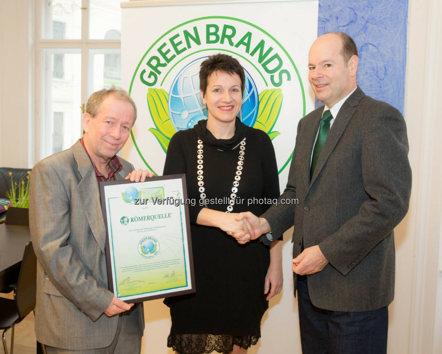 Friedrich Hinterberger (Sustainable Europe Research Institute), Susanne Lontzen (Coca-Cola Hellenic), Norbert Lux (Green Brands) - anlässlich Römerquelle erneut mit dem „Green Brands Austria“ Siegel ausgezeichnet - nach der erstmaligen Verleihung im Jahr 2012 schafft Römerquelle als erste Marke die Re-Validierung und erhält damit nun das Siegel mit Stern(Bild: Anna Rauchenberger) 