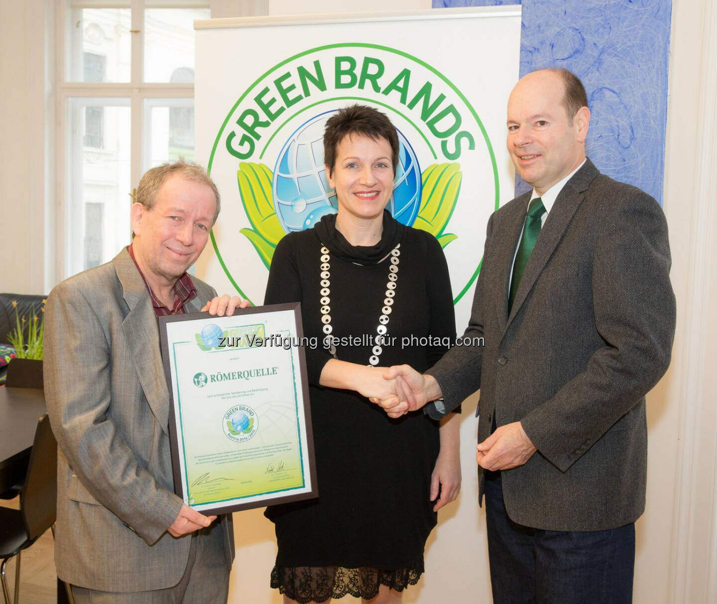 Friedrich Hinterberger, Praesident des wissenschaftlichen Nachhaltigkeitsinstitut Seri, Susanne Lontzen, Public Affairs and Communications Director von Coca-Cola Hellenic Oesterreich, Norbert Lux, COO der Green Brands Organisation: Römerquelle erneut als Green Brand Austria ausgezeichnet