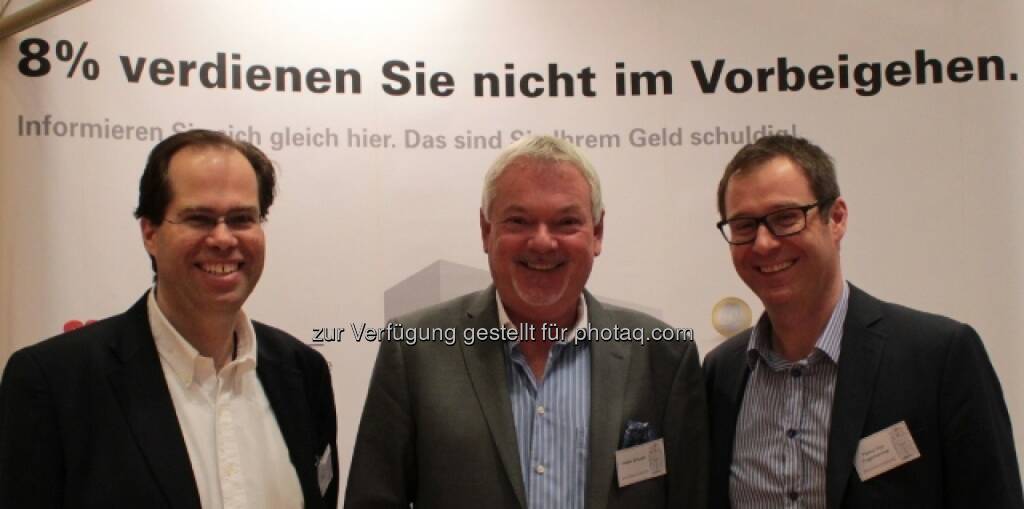 Mathias Mühlhofer , Walter Schuster, Markus Kitz-Augenhammer (Immobilienrendite AG) freuen sich über rege Nachfrage nach der Unternehmensanleihe die 8%box am Fonds professionell Kongress (Bild: Immobilienrendite) (14.03.2014) 