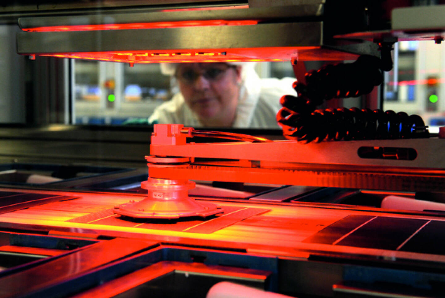 Klassierung - Die Solarzellen werden einzeln vermessen und nach Leistung und optischen Kriterien sortiert und verpackt, SolarWorld AG