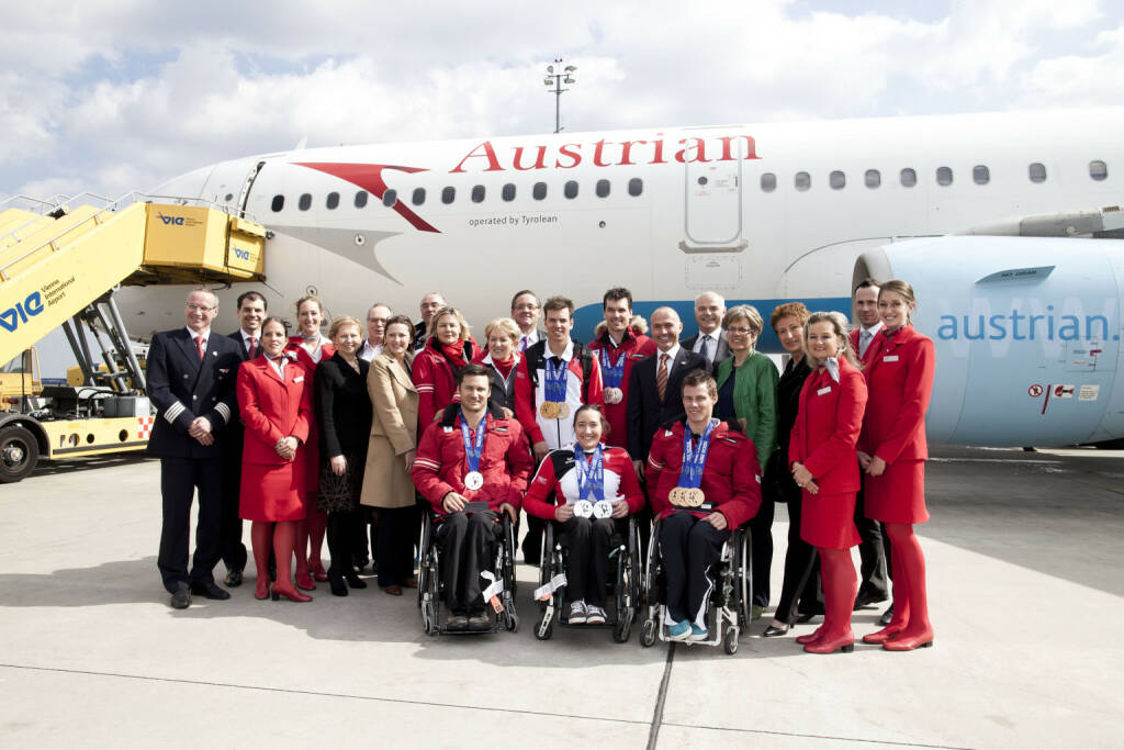 Gestern Mittag ist das erfolgreiche österreichische Paralympische Team mit dem Austrian Flug OS2764 pünktlich in Wien gelandet. Mit an Bord waren neben der Präsidentin des österreichischen Paralympischen Commitee (ÖPC), Bundesministerin a.D. Maria Rauch-Kallat auch die Medaillengewinner Philipp Bonadimann (1 mal Silber), Matthias Lanzinger (2 mal Silber), Claudia Lösch (2 mal Silber), Roman Rabl (3 mal Bronze) und Markus Salcher (2 mal Gold, 1 mal Bronze). Nach der Landung wurde das österreichische Team von einer offiziellen Delegation, angeführt von Sportminister Gerald Klug, willkommen geheißen. Foto: Michèle Pauty (18.03.2014) 