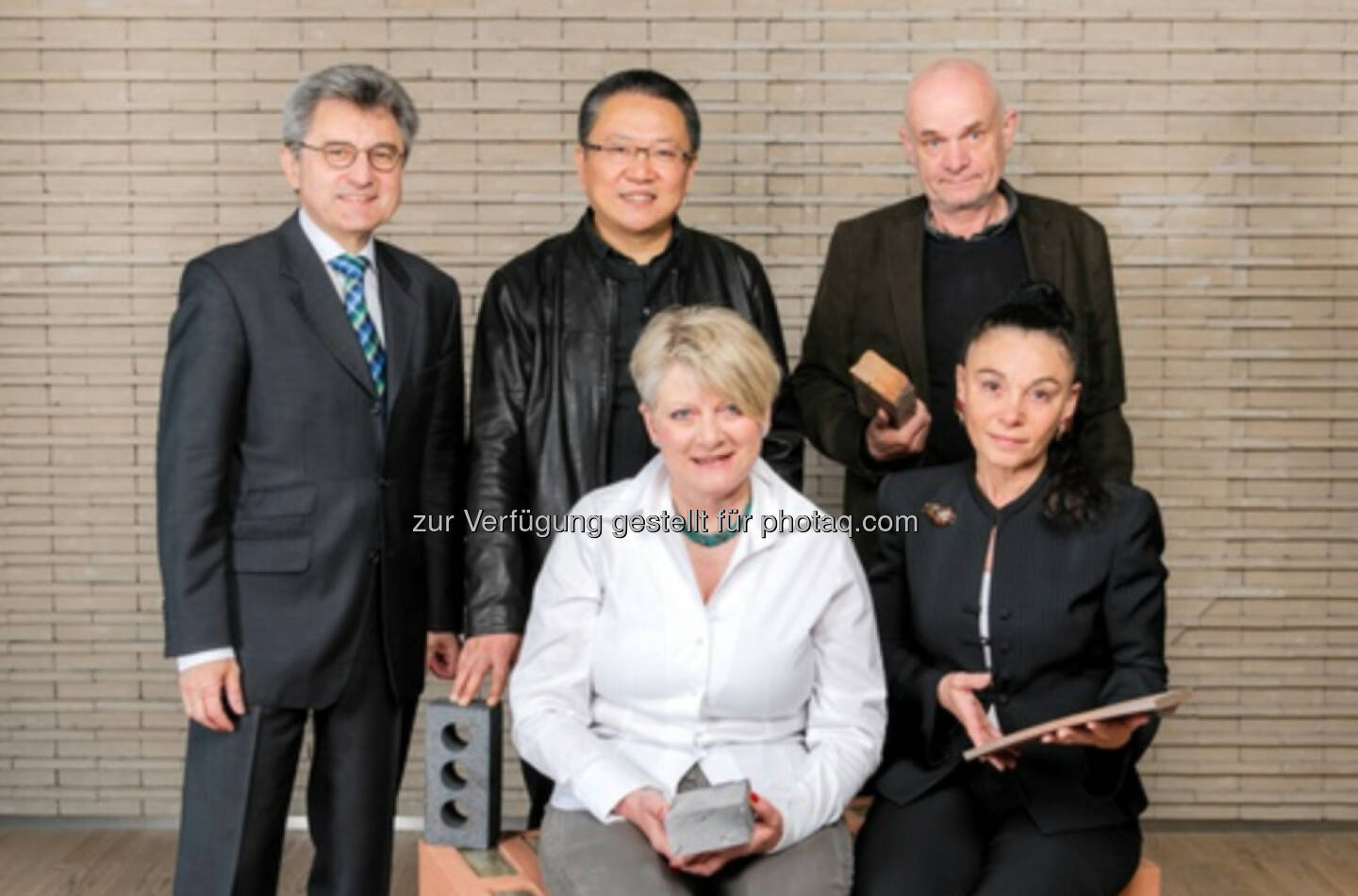 Jury des Wienerberger Brick Award 2014: Johann Windisch (li), Bricks & Tiles Europe CEO, Wienerberger AG, Pritzker- Preisträger Wang Shu (China), Pavol Paňák (Slowakei), Ewa Kuryłowicz (Polen) und Vera Yanovshtchinsky (Niederlande).
Foto: Christian Dusek / Wienerber- ger AG