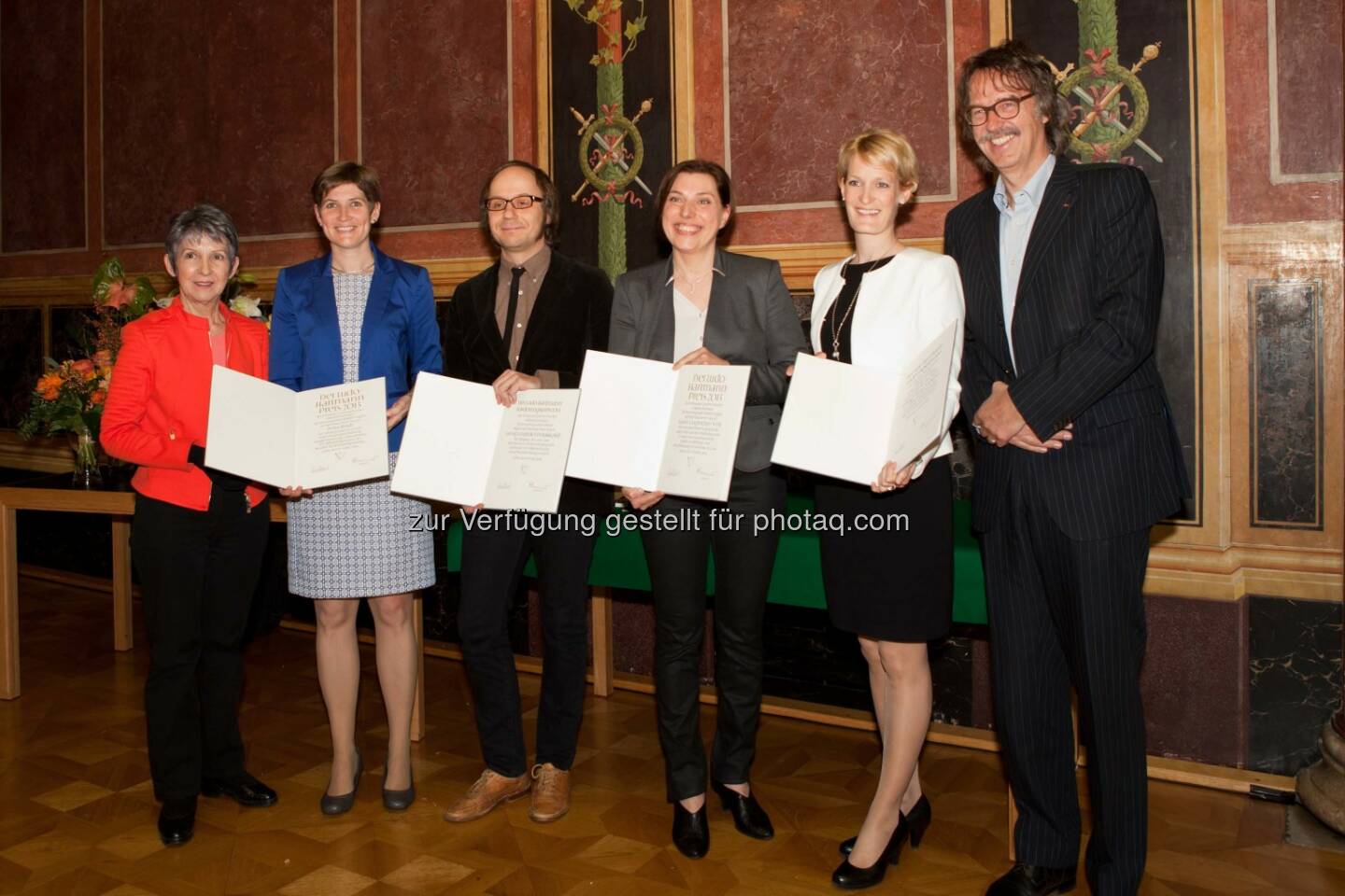 VHS-Wissenschaftspreise im Parlament überreicht: Die GewinnerInnen mit Barbara Prammer als Präsidentin des Verbandes Österreichischer Volkshochschulen und dem stv. Vorstandsvorsitzenden und Gerwin Müller