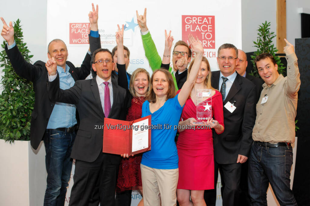 Anecon CEO Hans Schmit (2.v.l.) jubelt mit seiner Mannschaft über den erneuten Stockerlplatz - auch heuer Platz 2 unter den besten Arbeitgebern Österreichs. , © Aussendung (23.03.2014) 