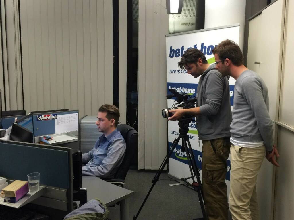 bet-at-home.com. Das Team von ServusTV war im März zu Gast und schaute den Buchmachern bei ihrer Arbeit über die Schultern. Den Beitrag gab es bei Sport und Talk aus dem Hangar-7 zu sehen (23.03.2014) 