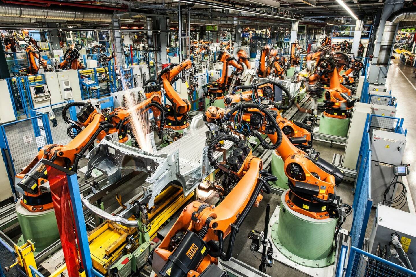 Das Mercedes-Benz Werk Düsseldorf ist das größte Transporterwerk der Daimler AG. Im Rohbau fertigen über 500 Roboter die Karossen.