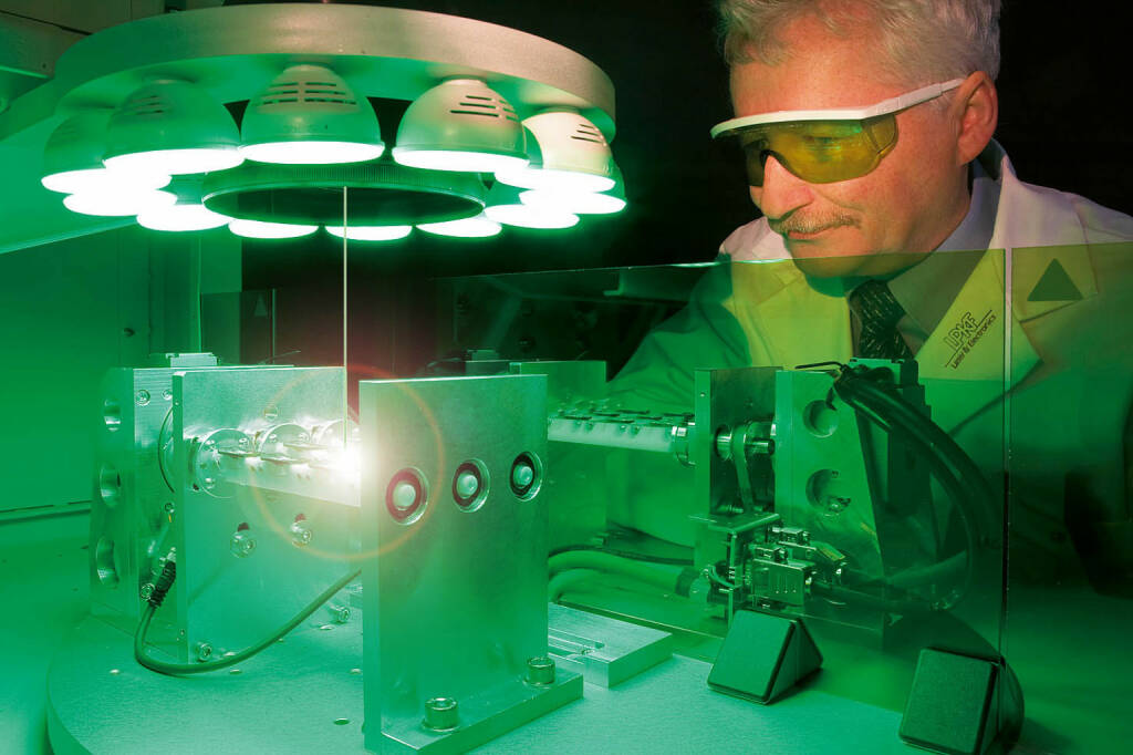 Wissenschaftler bei einem Laserversuch, LPKF, © LPKF Laser & Electronics AG (Homepage) (24.03.2014) 