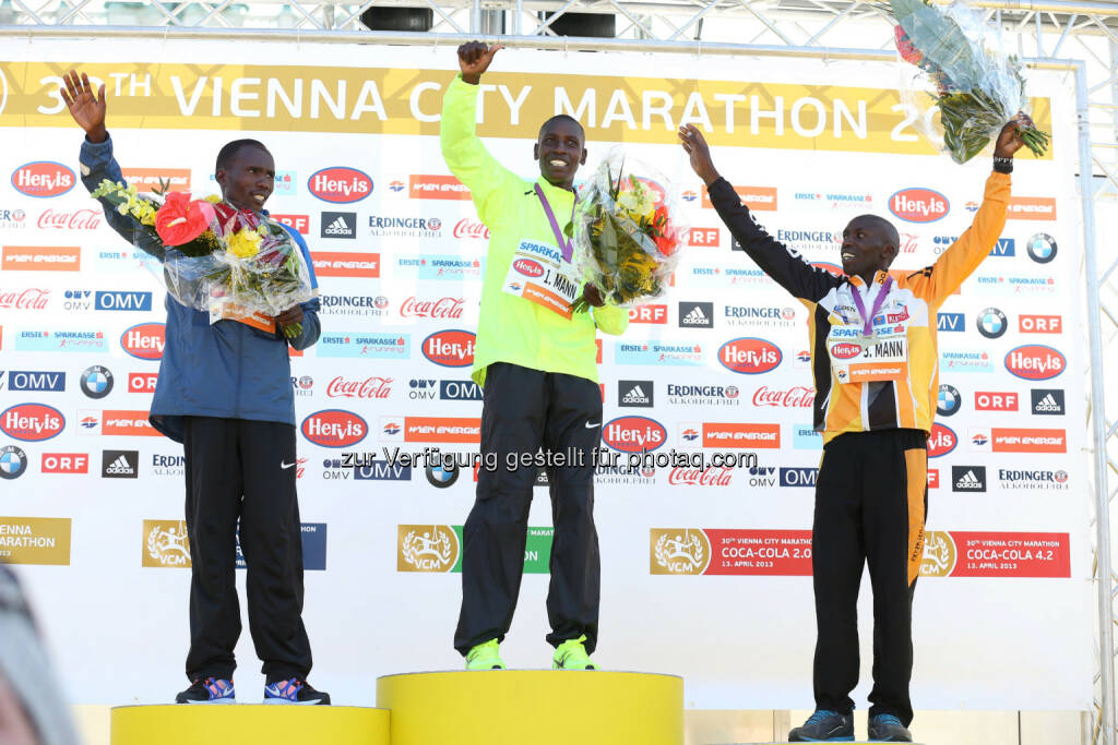 Henry Sugut (Mitte) und Geoffrey Ndungu (rechts) bei der VCM-Siegerehrung im Vorjahr. Elitefeld beim Vienna City Marathon verspricht Rekordkurs
Philipp Kimutai als Schnellster und Marathon-Newcomer Wilfred Kirwa Kigen fordern Streckenrekordhalter Henry Sugut. Sechs Läufer mit Bestzeiten von 2:07 oder schneller im Spitzenfeld
, © Aussendung (24.03.2014) 